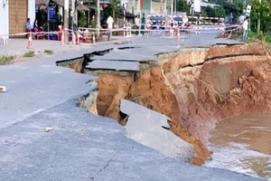 Gần toàn bộ mặt đường QL91 sụp xuống sông Hậu