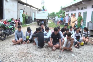 Hàng trăm quái xế tụ tập trên quốc lộ 53 