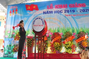 Chủ tịch QH Nguyễn Thị Kim Ngân dự khai giảng tại Đồng Tháp