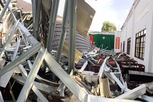 Đang giám định nguyên nhân vụ sập mái hội trường thị trấn