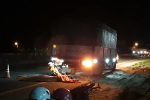 2 mẹ con chạy xe máy tông đuôi xe tải tử vong