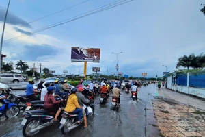 Triều cường lên đỉnh, người dân lội nước trên quốc lộ 1