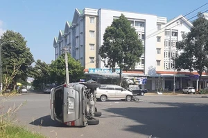 Ô tô tông nhau trong khu dân cư, tài xế nhập viện