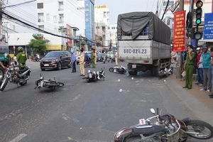 Kinh hoàng: Xe tải tông 6 xe máy đang dừng đèn đỏ 