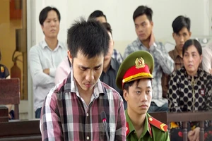 Mang dao 'xử' chủ cửa hàng điện thoại vì không giảm giá