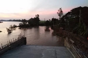 Sạt lở ở công trình xây cầu, xe lu rơi xuống sông