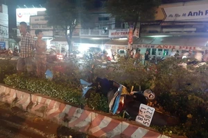 Sau va chạm, một người bị bay qua dải phân cách rồi bị tông