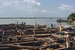 Bắt 20 phương tiện trộm cát trên sông Tiền
