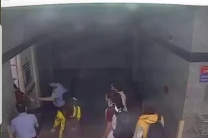 Nữ sinh viên tố bị bảo vệ bệnh viện đạp vào mông