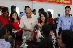 Thủ tướng tặng quà tết tại Vĩnh Long