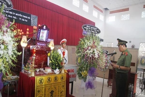 Thiếu tướng Lê Tấn Tới đọc điếu văn truy điệu Thiếu tá Nguyễn Thanh Hải