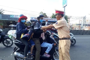 Công an Vĩnh Long đội nắng tặng nước suối cho người đi đường