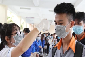 Đo thân nhiệt cho sinh viên. Ảnh Hải Dương