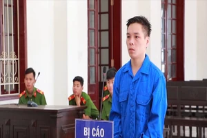 Mượn điện thoại không được, con trai đập phá đồ của mẹ