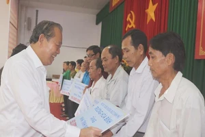 Phó Thủ tướng Trương Hòa Bình tặng nhà tình nghĩa ở Vĩnh Long