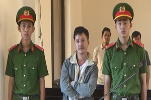 Lãnh 4 năm tù vì đuổi chém thanh tra giao thông