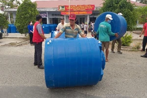 Trao tặng 304 bồn chứa nước cho bà con vùng hạn mặn