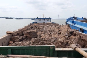 Cần Thơ: bắt 7 sà lan khai thác đất sét trên sông Hậu