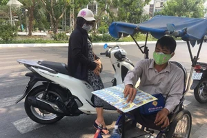 Bạc Liêu: Hỗ trợ người bán vé số phải nghỉ né dịch COVID-19