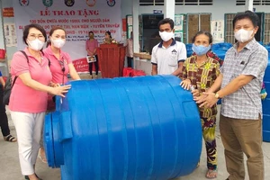 Phu nhân nguyên Chủ tịch nước trao quà cho bà con vùng hạn mặn