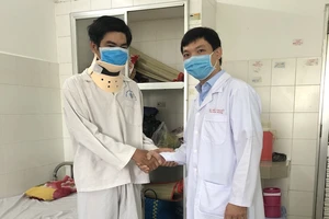 ĐBSCL: Lần đầu phẫu thuật thay đĩa đệm nhân tạo cột sống cổ 