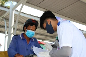 Sinh viên trường y ở Cần Thơ đội nắng hỗ trợ chống dịch