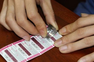 Tự xưng công an lừa đảo hàng chục nhà xe