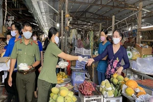 3.000 khẩu trang được Công an Cần Thơ tặng dân nghèo