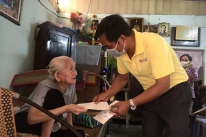 Báo Pháp Luật TP.HCM tặng quà cho người bán vé số ở Cần Thơ