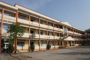 Vĩnh Long: Học sinh lớp 9 và 12 đi học lại từ ngày 27-4