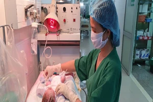 30 phút cứu sống mẹ con sản phụ bị lupus ban đỏ hệ thống 