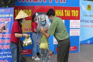 Công an Vĩnh Long lắp đặt ATM gạo hỗ trợ người khó khăn