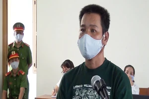 Cắn tay công an xã, bị phạt 9 tháng tù