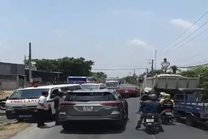 Công an xác minh ô tô 7 chỗ lấn đường 2 xe cấp cứu