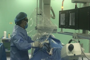 Cứu sống bệnh nhân vỡ u thận lớn không cần phẫu thuật