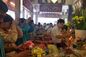 Người dân mang lễ vật đến cùng Bà Chúa Xứ thời điểm chưa có dịch COVID-19. Ảnh: HẢI DƯƠNG