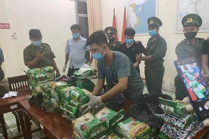 Bắt 2 người vận chuyển 40 kg ma túy từ Campuchia về Việt Nam