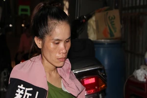 Trần Thị Dúng bị lực lượng chức năng bắt giữ . Ảnh: CACC