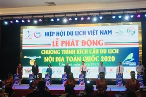 Các đại biểu nhấn nút phát động chương trình kích cầu du lịch nội địa toàn quốc. Ảnh: HẢI DƯƠNG