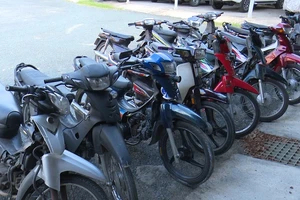 Thấy công an, 12 người chở thuốc lá lậu vứt xe máy bỏ chạy