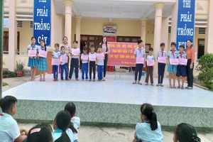 Báo Pháp Luật TP.HCM hỗ trợ bảo hiểm y tế cho học sinh