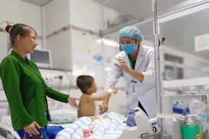 Té cầu cá, bé 3 tuổi xém mất cánh tay