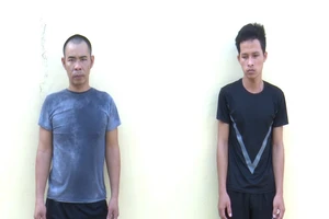 Thấy phụ nữ đeo dây chuyền, 2 thanh niên quay xe bám theo