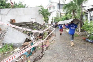 Dân ở ven sông Cần Thơ cuống cuồng vì sạt lở