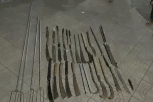 25 người chơi ma túy, giấu bom xăng, súng ở quán Karaoke