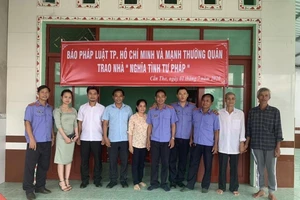 Báo Pháp Luật TP.HCM trao nhà Nghĩa tình Tư pháp ở Cần Thơ