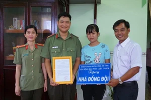 Báo Pháp Luật TP HCM trao Nhà đồng đội tại Trà Vinh