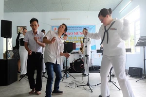 Nạn nhân chất độc da cam giao lưu văn nghệ. Ảnh: TẤN VIỆT