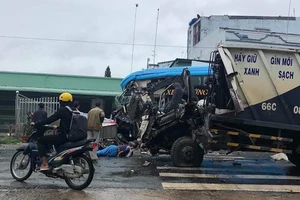 Ô tô khách va chạm xe rác, 3 người bị thương