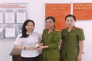Nữ thiếu tá ở An Giang trả lại tiền cho người làm rơi